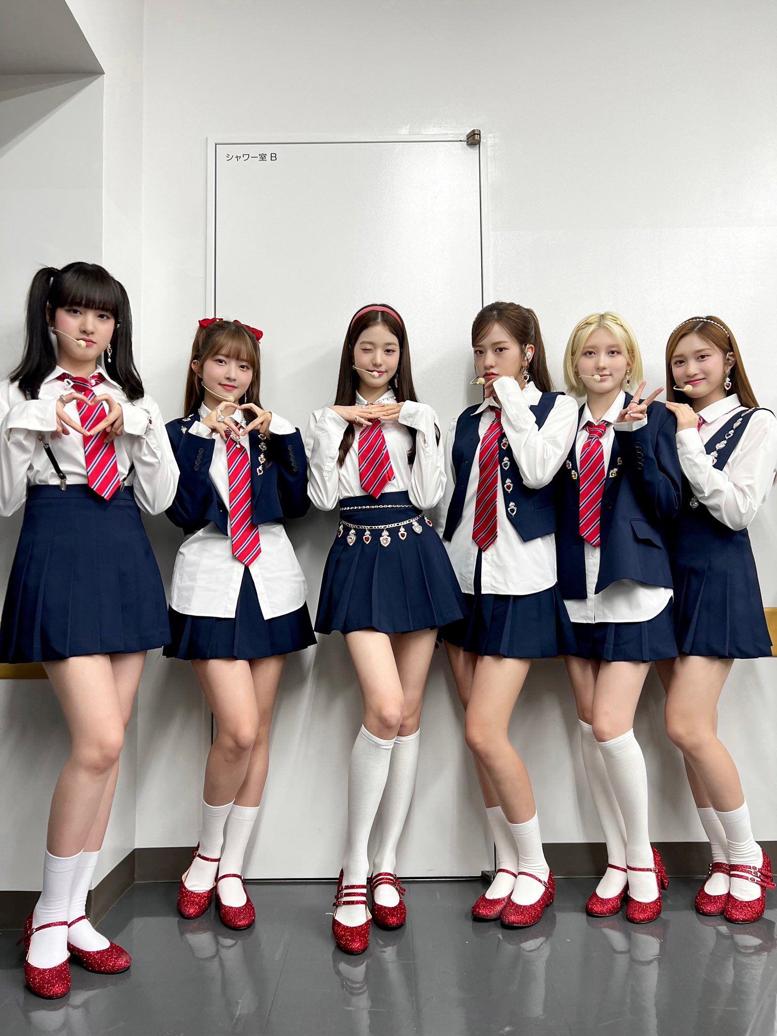 制服を着たIVEのメンバー集合写真