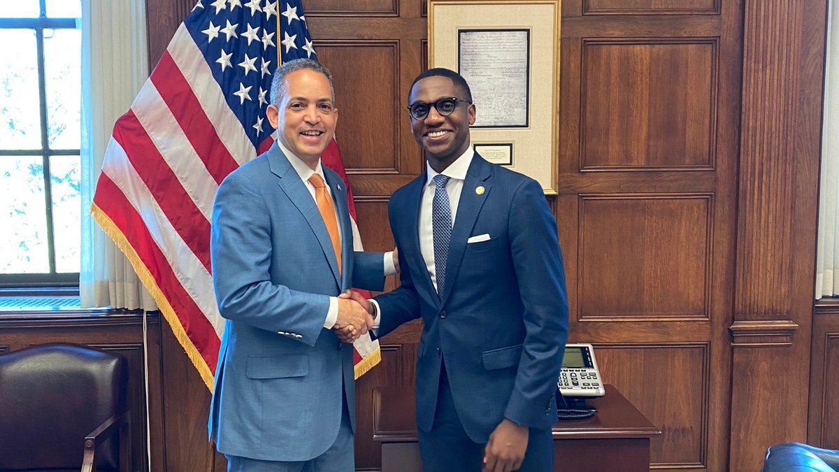 Great meeting with @MayorBibb of Cleveland, OH ahead of today’s CHIPS Bill signing.
The CHIPS and Science Act will allow us to invest in American manufacturing, so that we can create more semiconductor chips here at home in the United States.