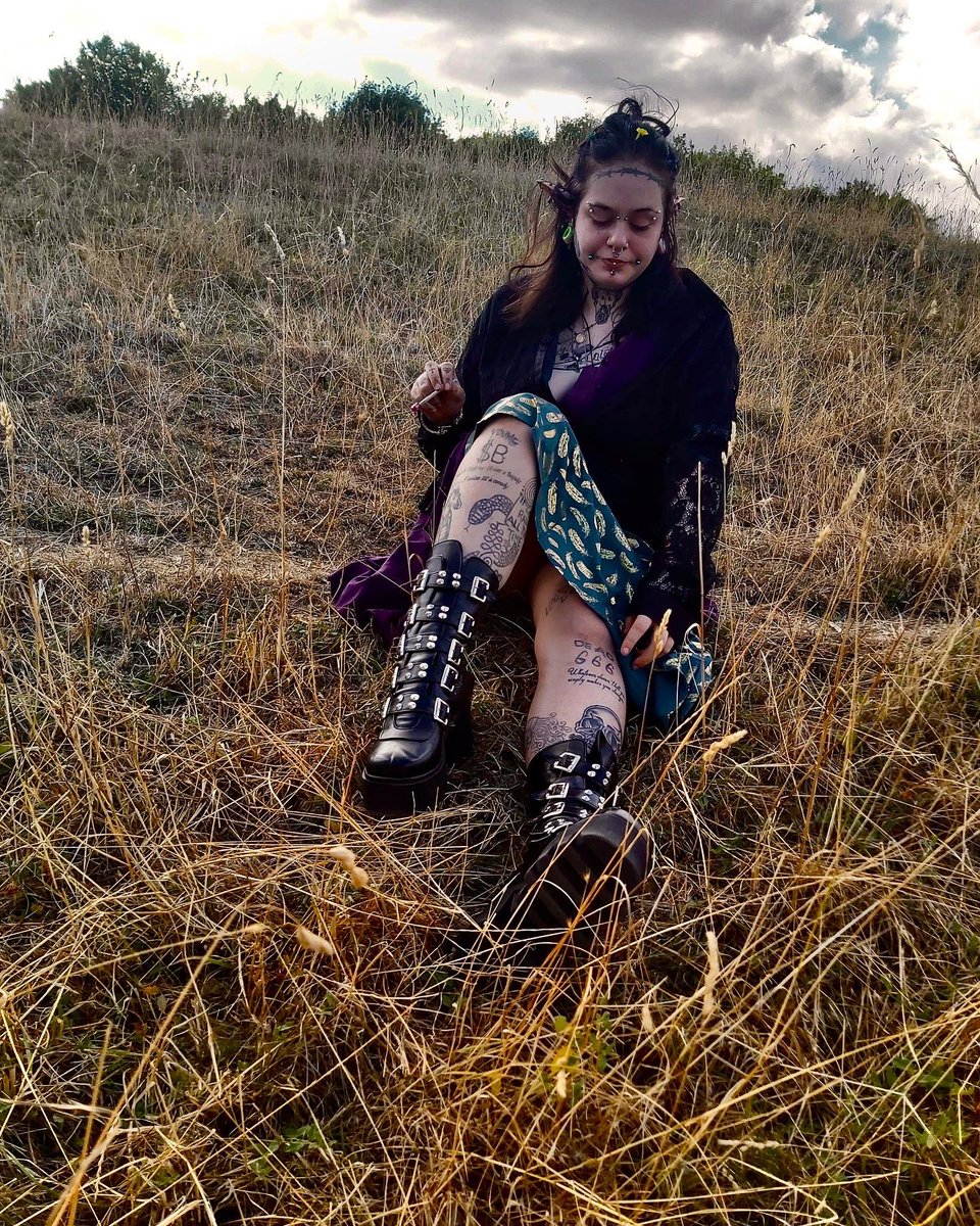 methadontcare's tweet photo. I found a fwildnto sit in n but he dead rip #nature #goth #pagan #naturewitch #elementalwitch #wicca #spiritual #gothgirl #witchylooks #forrestgrunge #thefae #elfears #goblin #cryptid #lgbt #transman #ftm #femaletomale #dressup #fantasyfashion #dresstaleypurselfhappy #leggo https://t.co/KInkngFmnO