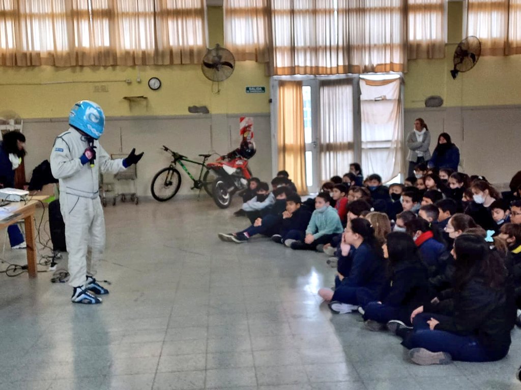 PilotoX1's tweet photo. Arrancamos 2do día #CharlasViales en la previa #TC2000SanNicolas @SuperTC2000 @SNCIUDAD
Gracias niñas y niños de la EP 4❤.
#EducaciónVial #Inclusión #T2000 #12Años #PilotoX #PilotoTango https://t.co/zLvo3sV7Ye