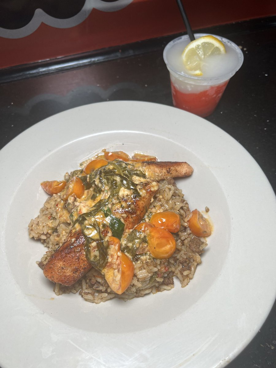 EricEatsHTX's tweet photo. The Locker Room
📍4702 Ennis St. Houston, Tx 
IG: ThoLockerRoomHou 
Or @LockerRoomHou 

Stuffed Salmon w/ Dirty Rice 
Jerk Lamp Chops 
Shrimp &amp; Grits 

Wings: Spicy Cajun &amp; Spicy Lemon Pepper 

Drink: Frozen Lemon Drop (Strawberry) https://t.co/IOM6exGwjk