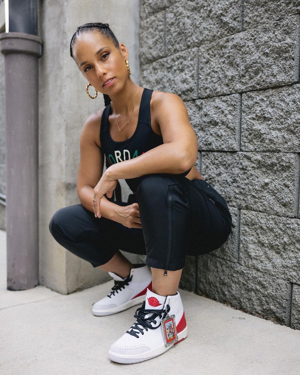 Yyyardley's tweet photo. Queen @aliciakeys in @ninachanel. Drop a 🖤 below if you're feeling this look! #AKfam https://t.co/PGj75bhdt1