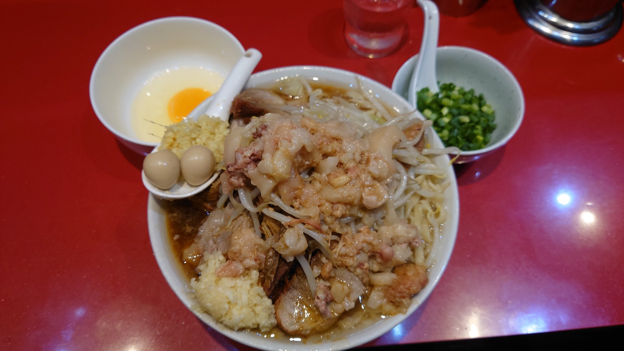 ポンコツ戦士ポジティブマン ラーメン二郎 西台駅前店 18 45で確認したらまさかの外待ち無しでダッシュ 席も空いてた しかも豚増しある 今日も控えめに小ラーメン N多め A K 豚増し 生姜半分 青ネギ 生たまご 豚と鶏 かえしのバランスがよい