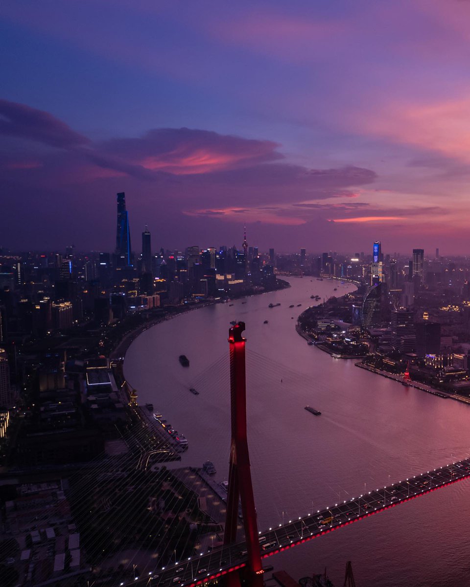 ShanghaiEye's tweet photo. Sunset can always be spectacular in Shanghai so I never get tired of watching it.
Wish you a beautiful purple night. 💜
#shanghaieye #shanghai #shanghaichina #shanghaiexpat #shanghaitrip #liveinshanghai #loveshanghai #shanghaiist #shanghaicity #huangpuriver #lujiazui #thebund https://t.co/AgDKPvTbQP