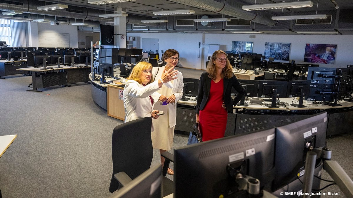 bmftr_bund's tweet photo. Die Fusionstechnik hat das Potential die #Energieversorgung zu revolutionieren. Dafür braucht es Fusionsforschung. Bundesforschungsministerin @starkwatzinger weihte nun die Fusionsanlage am Max-Planck-Institut für Plasmaphysik in #Greifswald ein. https://t.co/FOGv9Q7Y8L