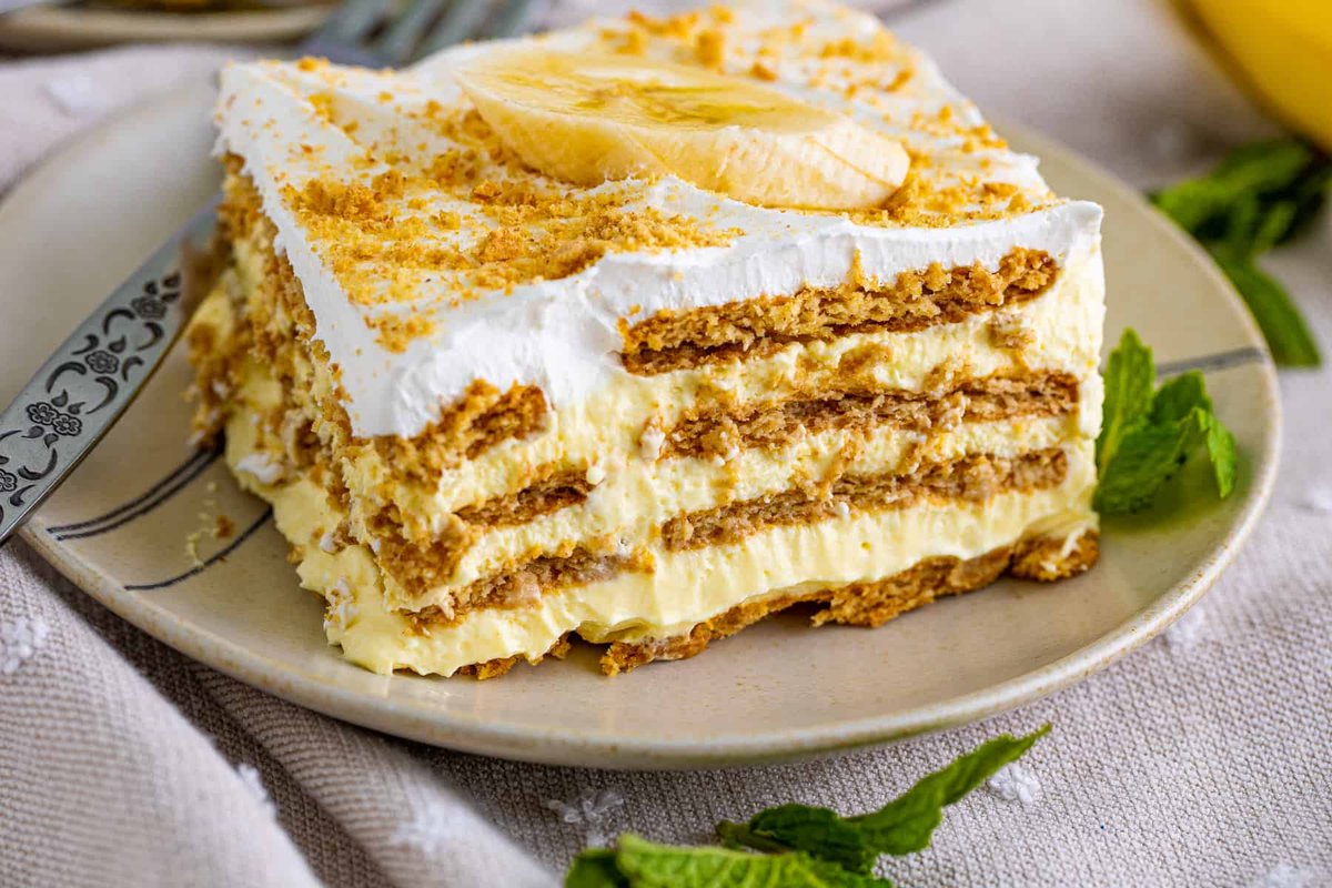 TaraNoland's tweet photo. This Banana Icebox Cake is like an amazing banana cream pie but without all the fuss. So easy to make and always a winner at any gathering. #bananaiceboxcake #iceboxcake #cake #banana #bananapudding #coolwhip #whippedtopping https://t.co/1BbgDlJ7es https://t.co/MKUTH2hxV6