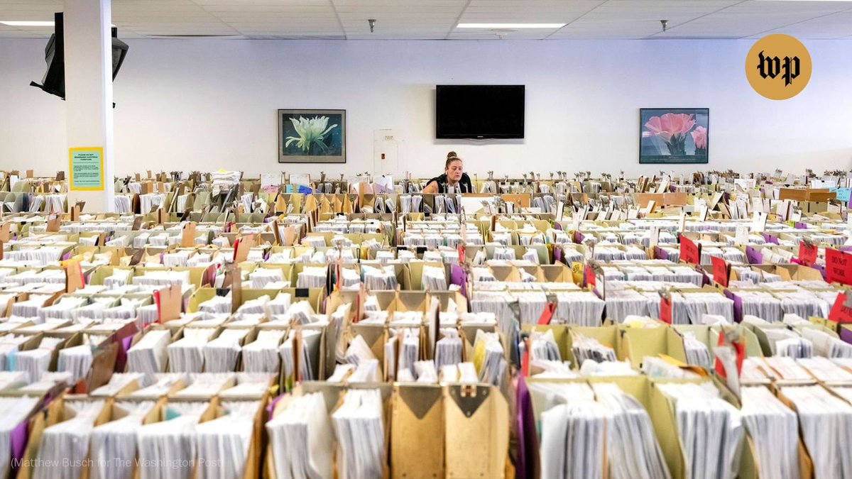 crampell's tweet image. 🧵Dems are about to give $80b to IRS. Mostly for enforcement, as you've prob heard—but some of the $$ will also go toward upgrading the agency's IT. Which is desperately needed.
How can you tell? Let me take you on a tour, starting with the IRS cafeteria washingtonpost.com/opinions/inter…