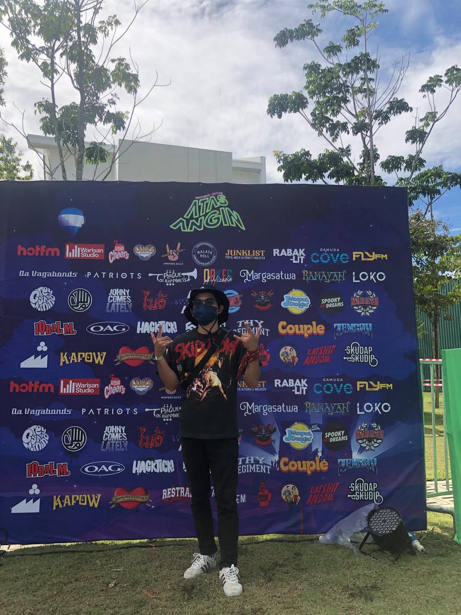 fitridz12's tweet photo. Mak tak bagi pergi event pakai short pant, nanti kena baling pakai pencakar.
#atasangin #atasanginfest https://t.co/tJl5sq9ZHe