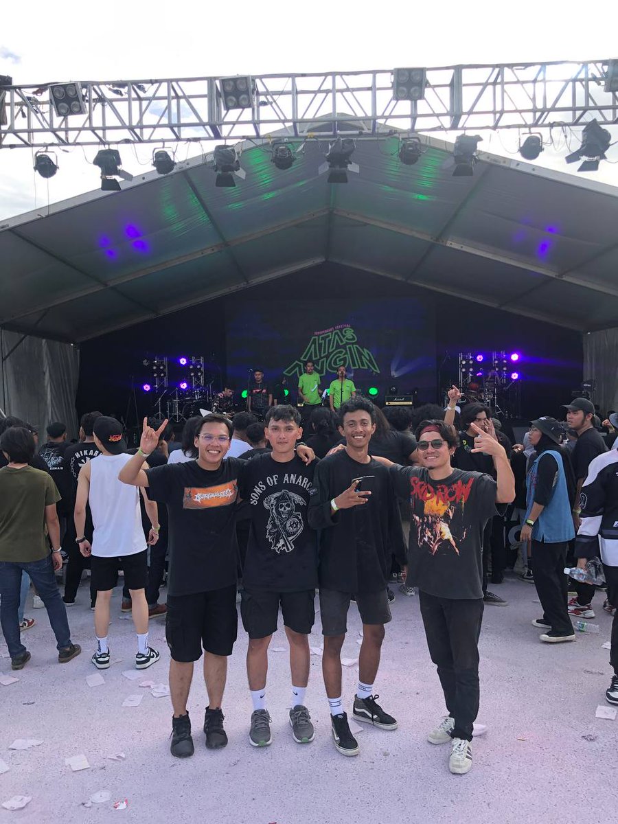 fitridz12's tweet photo. Mak tak bagi pergi event pakai short pant, nanti kena baling pakai pencakar.
#atasangin #atasanginfest https://t.co/tJl5sq9ZHe