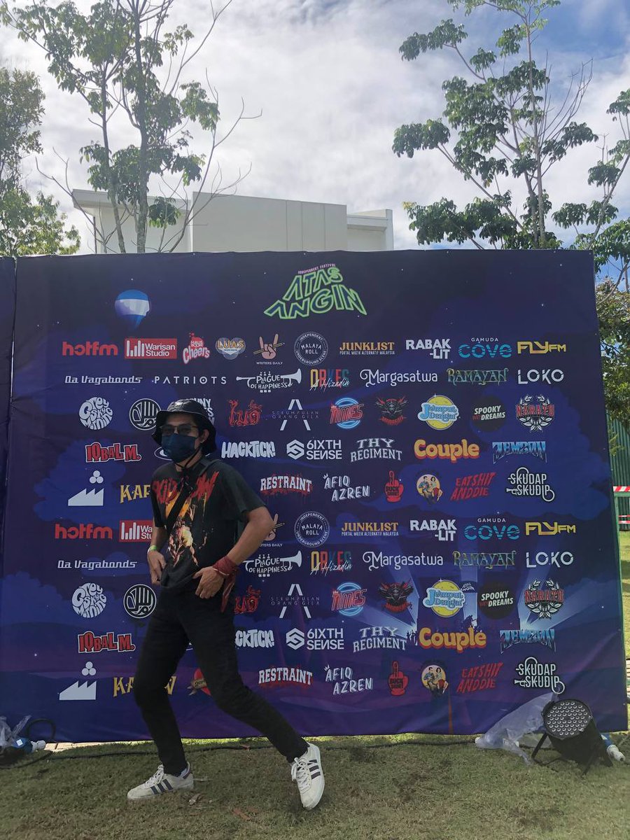 fitridz12's tweet photo. Mak tak bagi pergi event pakai short pant, nanti kena baling pakai pencakar.
#atasangin #atasanginfest https://t.co/tJl5sq9ZHe