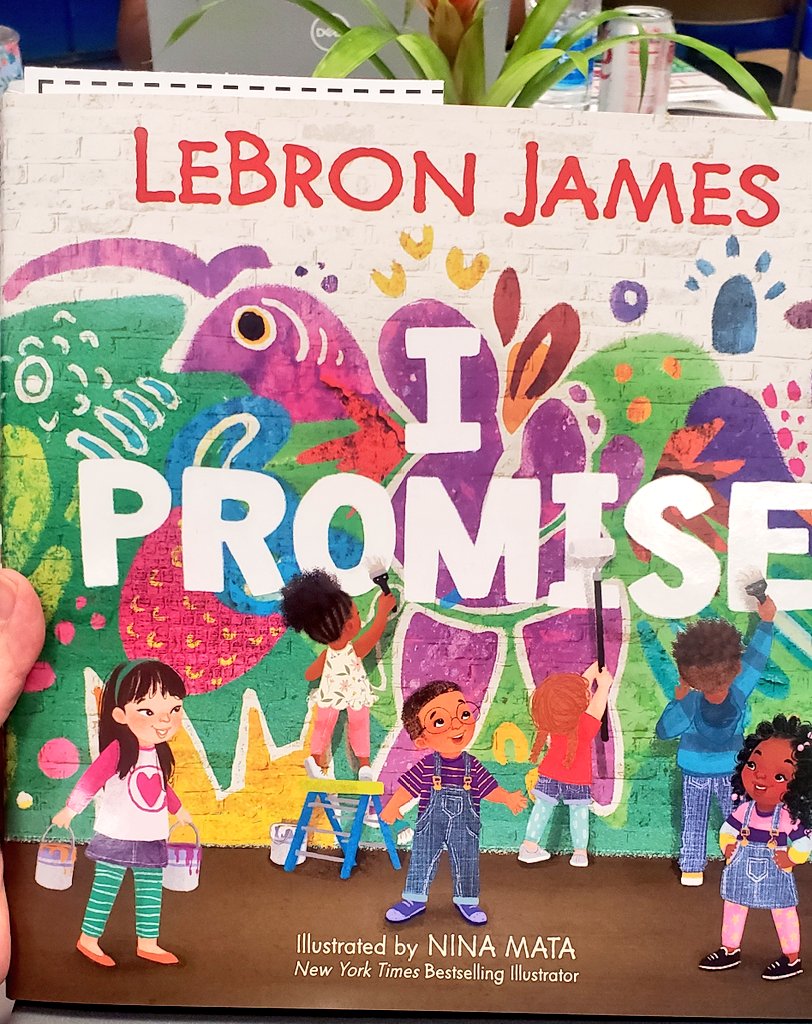 CourtneyRector5's tweet photo. Thank you @franklinscsu for this amazing book and for a great first day back! @Killian_STEAM @RichlandTwo I promise to be the BEST 1st grade teacher I can be for my students each and every day ☀️ @KingJames https://t.co/XgRgmnrL0o