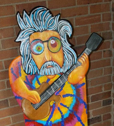 On this date in 1995 #JerryGarcia of the #GratefulDead  died. #milwaukee artist #ToddFendos pays tribute to him with this fun chair:
toddfendos.com/artwork/jerry-…
#jerry #functionalart #funkyfurniture #popart #paintedchair #upcycle #upcycled #upcycledart #artistsontwitter