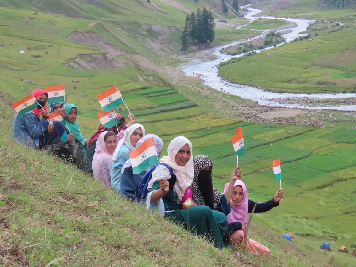 gijojoseph1982's tweet photo. #AzadiKaAmrutMahotsav #Indiaat75   #NationalFlag pride of every citizen #IndependenceDay2022  @Tiny_Dhillon @ChinarcorpsIA @RadioChinar @dcbandipora @Snow61078072 @onlinegurez  @bahisht_kgali @pranav_aquarian @OfficeOfLGJandK at the farthest corner of J&amp;K UT #Tulail Valley https://t.co/nPOPm5nnZ8