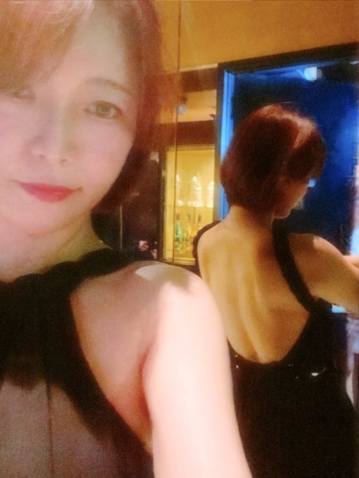 暗いから画質悪っっ💦  今日は、レッドドラゴン🐉 きてます🍷  背中、ガッツリ 出してみたぁ  背後からいかがでしょっ 💕 https://t.co/fVzQvMK93n