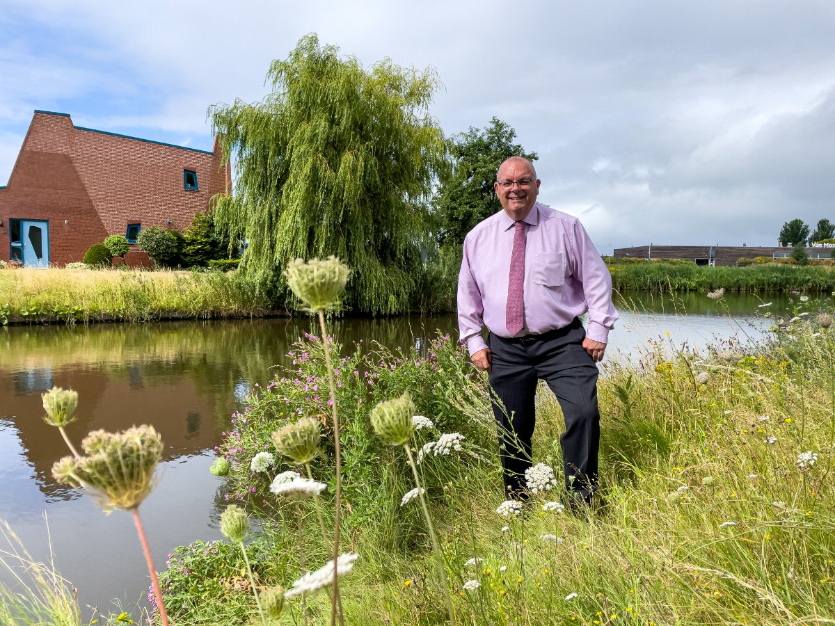 gem_heemskerk's tweet image. Vul onze #enquete in 👉 heemskerk.nl/waterenriool. Wij zijn bezig met een nieuw water- en rioleringsprogramma 💦 Wethouder @ronsuanet: "#Water en #riolering gaan ons allemaal aan. Daarom is het belangrijk dat mensen ons laten weten wat ze van onze uitgangspunten vinden." #quote