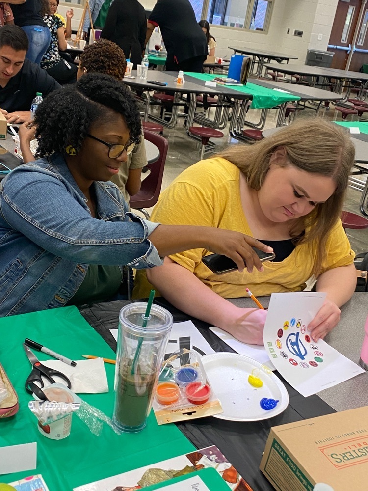 RameyTylerISD's tweet photo. Ramey Ts modeled teamwork this morning with our breakfast and paint challenge! Ts created their #POWER team flags! Way to #Work4Win teachers! https://t.co/02m64ZP775