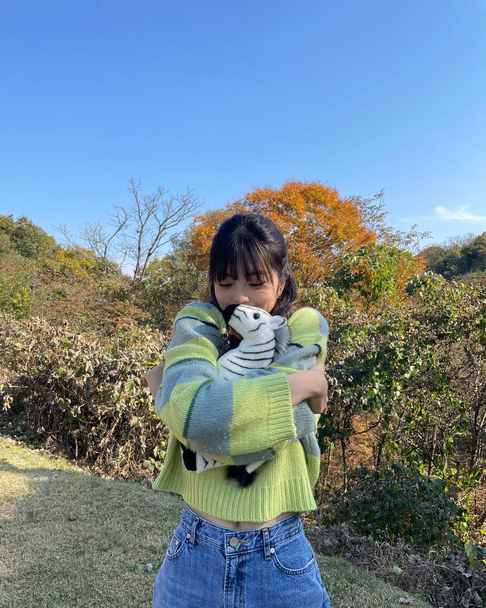 jjangjjang_jsy's tweet photo. Just Suyeon hugging stuff like it's her only job😭😭😭 https://t.co/MjDmemzy1T