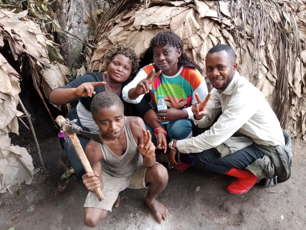 LiseleMerlin's tweet photo. Après le 1 mois de lancement de notre activité de production et commercialisation de miel avec les Pygmées apiculteurs et apicultrices du territoire de Mambasa de l'axe Nduye et Epulu,merci à nos différents partenaires. https://t.co/ru0Xo7J7jD