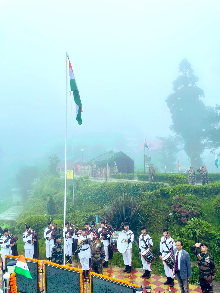 trishakticorps's tweet photo. #AmritMahotsav 

Flag hoisting at #Batasia War Memorial, #Darjeeling, by #StrikingLionDivision #TrishaktiCorps along with #ArmyVeterans.
Veteran Gallantry award winners felicitated, #PipeBandDisplay,
A salute to the soldiers.

#Lestweforget
#HargharTiranga

@eastercommand
@adgpi https://t.co/aQnn7bTpaI