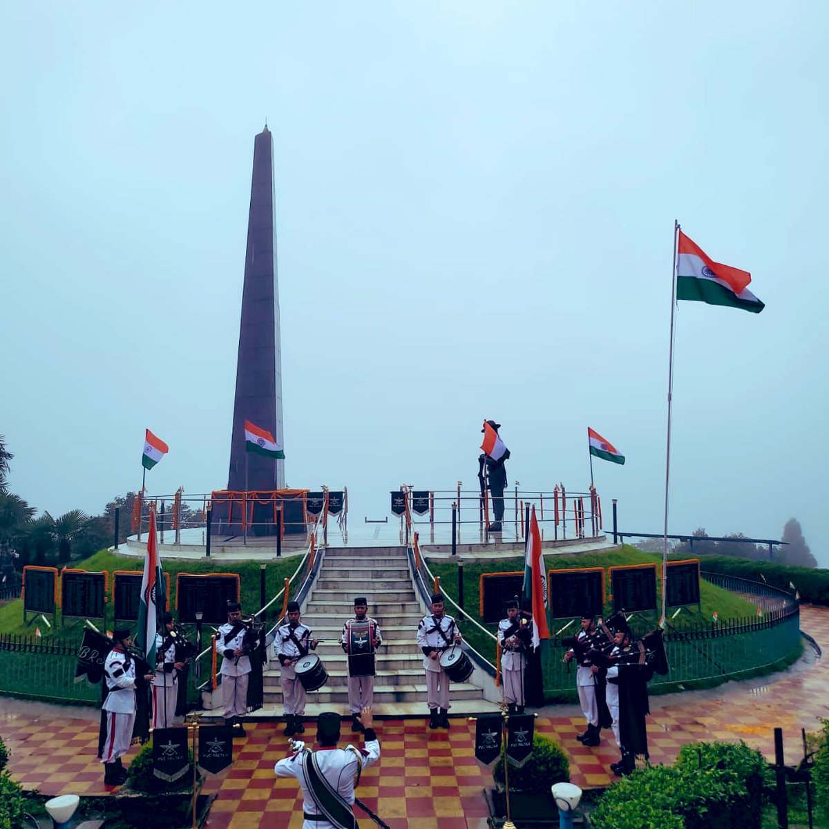 trishakticorps's tweet photo. #AmritMahotsav 

Flag hoisting at #Batasia War Memorial, #Darjeeling, by #StrikingLionDivision #TrishaktiCorps along with #ArmyVeterans.
Veteran Gallantry award winners felicitated, #PipeBandDisplay,
A salute to the soldiers.

#Lestweforget
#HargharTiranga

@eastercommand
@adgpi https://t.co/aQnn7bTpaI