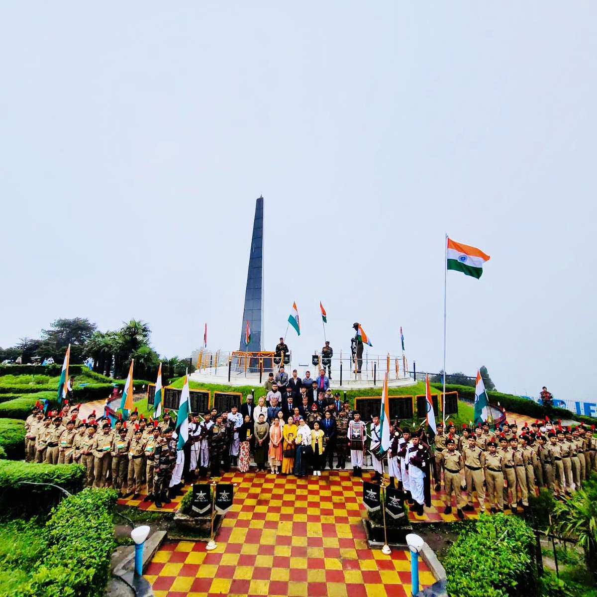 #AmritMahotsav 

Flag hoisting at #Batasia War Memorial, #Darjeeling, by #StrikingLionDivision #TrishaktiCorps along with #ArmyVeterans.
Veteran Gallantry award winners felicitated, #PipeBandDisplay,
A salute to the soldiers.

#Lestweforget
#HargharTiranga

@eastercommand
<a href="/adgpi/">ADG PI - INDIAN ARMY</a>