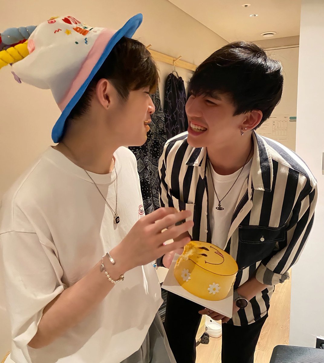 librosdemas's tweet photo. Estoy totalmente sin palabras, no puedo expresar el sentimiento de amor que tengo hacia ellos ni expresar lo que sienten el uno por el otro.
Literal muerta de amor 🤧😍🤧😍🤧😍🤧😍
#HappyNatasitDay2022
#NatBDayProject
#MaxNatInKoreaD1
#MaxNat #ฮาร์ทดิสของแม้กณฐ https://t.co/M1PewkD5Tk