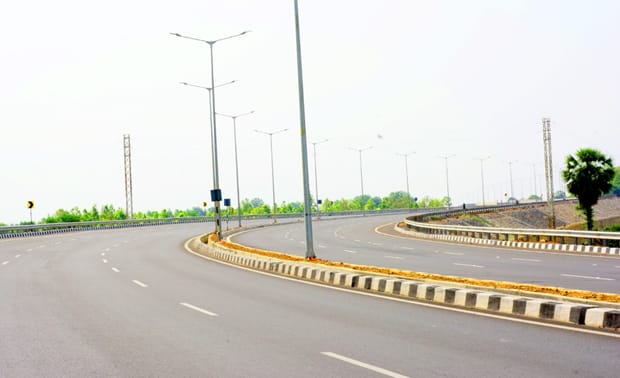 nitin_gadkari's tweet image. 3 km service road out of the total stretch was constructed with plastic waste using approx. 9 Lakhs cum Fly-ash/Pond ash for  embankments. It reduces pollution as well as pressure on quarrying for the earth materials. #PragatiKaHighway #GatiShakti