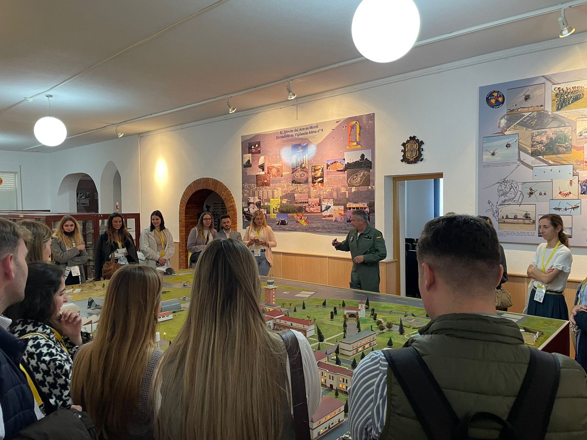 congprotocolo's tweet image. 📷 Recordando el #CIPROGRANADA22:

Así fue la visita a la Base Aérea de Armilla en la que nuestros congresistas conocieron los tipos de actos que tienen lugar allí y todo lo relacionado con los eventos militares.