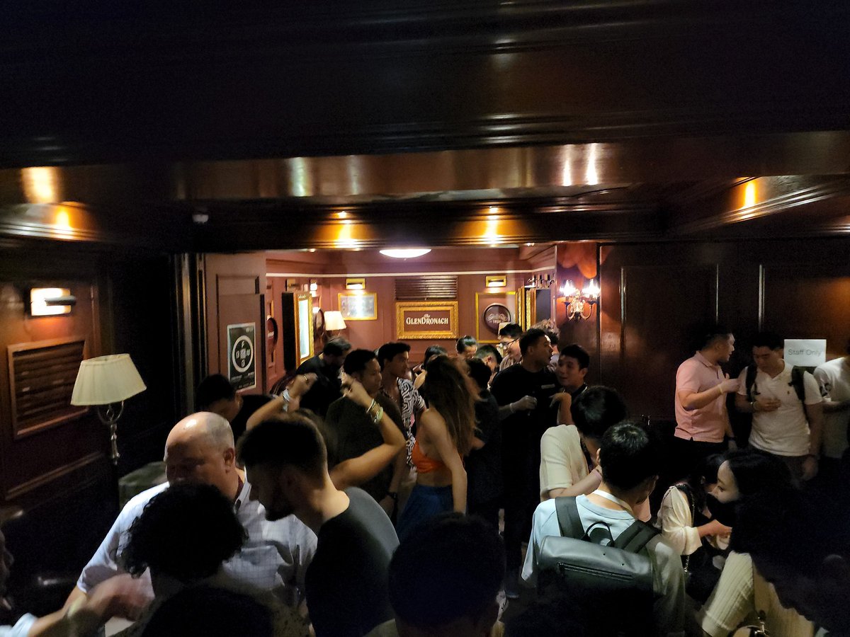 NANA_SUNSIN's tweet photo. FBG Capital &amp; Friends' KBW After Party : Was lucky to have a glass of Dom Pérignon (timing), many many ppl and my umbrella was stolen 😞

@RayJang0109
@eomjipark @JohnsonYau4 
@bill_dungs
#FBGcapital #DomPérignon #SAMSUNGRI https://t.co/D8xgwS4nzk