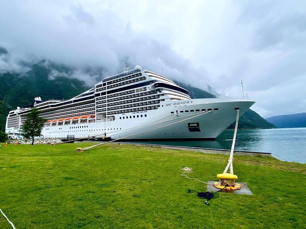 Sreblov's tweet photo. Bootje in het #Eidfjord 🚤 #sreblovontour #visitnorway #noorwegen🇳🇴 #cruiseship https://t.co/025MHBT91A https://t.co/bDR9v5nEyE