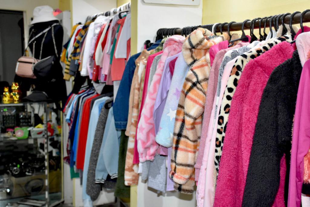 Es muy bueno encontrarse con personas que emprenden y apuestan por su barrio y por la ciudad. Es el caso de Sonia, que tiene un hermoso local de ropa en barrio Mafekin. Me comentó que a pesar del tiempo difícil que vivimos, ella le pone mucha fuerza a su emprendimiento.