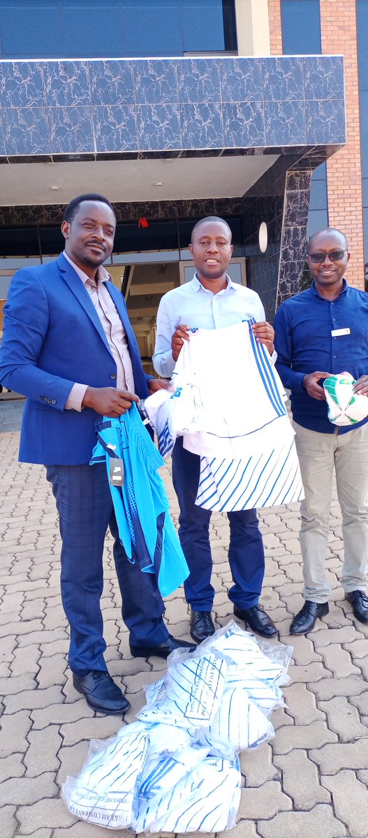 Niyoniringiye Felicien (@niyoniringiye) on Twitter photo Mu rwego rwo guteza imbere imikino, Umuyobozi w'Akarere ka <a href="/GicumbiDistrict/">Gicumbi District</a> Bwana <a href="/NzabonimpaEmmy/">Emmanuel NZABONIMPA</a> yahaye inkunga y'imyambaro n'umupira wo gukina ikipe ya football y'abagore y'umurenge wa Byumba. <a href="/RwandaLocalGov/">Ministry of Local Government | Rwanda</a> <a href="/RwandaGov/">Government of Rwanda</a> <a href="/FERWAFA/">Rwanda FA</a> <a href="/Rwanda_Sports/">Ministry of Sports|Rwanda</a> <a href="/RwandaNorth/">Northern Province/ Rwanda</a> Mu rwego rwo guteza imbere imikino, Umuyobozi w'Akarere ka <a href="/GicumbiDistrict/">Gicumbi District</a> Bwana <a href="/NzabonimpaEmmy/">Emmanuel NZABONIMPA</a> yahaye inkunga y'imyambaro n'umupira wo gukina ikipe ya football y'abagore y'umurenge wa Byumba. <a href="/RwandaLocalGov/">Ministry of Local Government | Rwanda</a> <a href="/RwandaGov/">Government of Rwanda</a> <a href="/FERWAFA/">Rwanda FA</a> <a href="/Rwanda_Sports/">Ministry of Sports|Rwanda</a> <a href="/RwandaNorth/">Northern Province/ Rwanda</a>