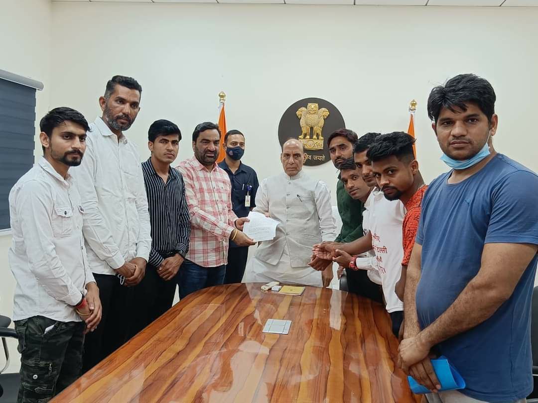 _PariharDS's tweet photo. @ReallySwara With the help of this image may you can learn how to make fool to Future of your own country.

This is image is lesson for millions of #DefenceAspirants
@rajnathsingh Sir can you remember this?

#JusticeForDefenecStudents #JusticeforIAFaspirants #AgnipathScheme https://t.co/PclyEvnUBy