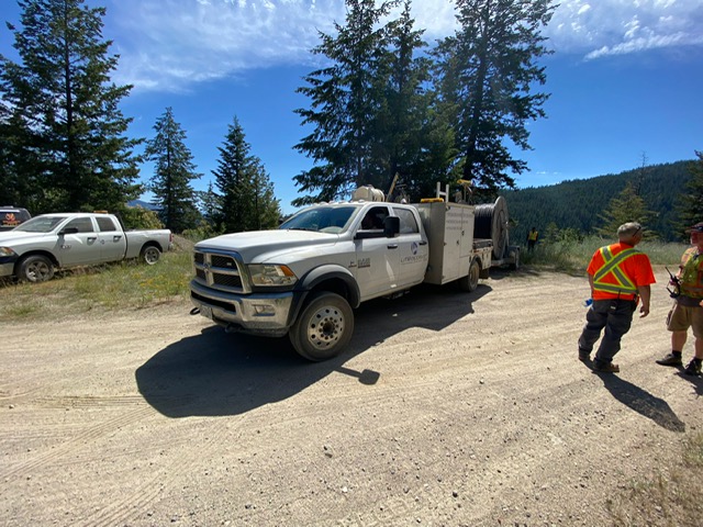 Lite Access crew installing fibre optic cables in the scenic Kootenays, BC for a large service provider. $LTE.V $LTCCF #fibrebroadband #fibreoptic #infrastructureinvestment #telecom #broadbandnetworks #broadbandinternet #internetspeed #infrastructureprojects #splicing #cabling
