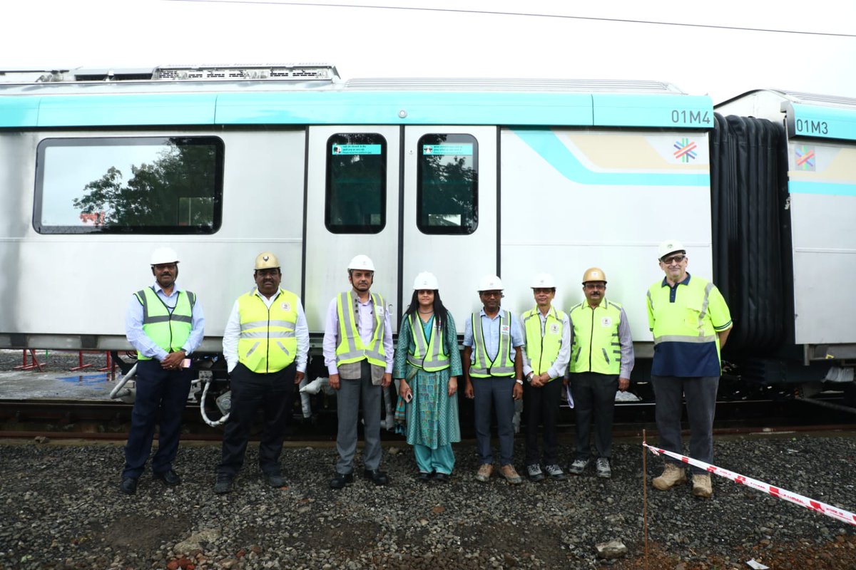 MumbaiMetro3's tweet image. @Secretary_MoHUA was briefed about the progress of stations, tunnels, and other associated works of  #MetroLine3 

 #mumbaiunderground #infraprojects #MumbaiMetro #MakeInIndia