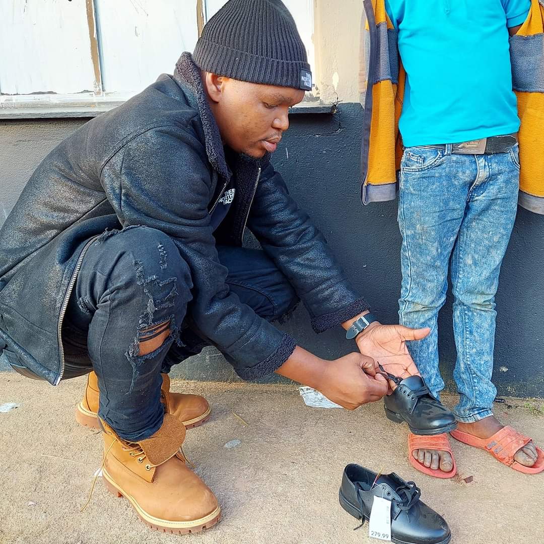 illapenboyNEW's tweet photo. #10KSchoolShoes DONATE A PAIR OF SCHOOL SHOES TO 78637196 .

(BRANDNEW PAIR COSTS E250)

#DonateBread #IllaPenboyFoundation https://t.co/Oqk4s6HTfJ