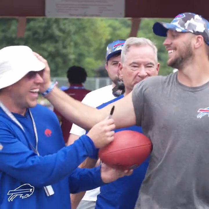 Case Keenum goes undercover to try and sell his Bills jersey to fans