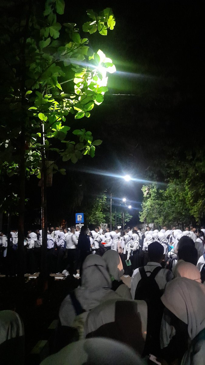 nurrizqyah's tweet photo. trus sampe di sv, aku kepikiran ini mpkmb bakal serem ga ya 😭 sampe deg degan sendiri. tapi ternyata hal hal nyeremin yg aku bayangin ga ada. acara mpkmbnya seru banget ga boong. bagian paling keinget itu pas nyanyi jingle sv ipb yang liriknya terngiang-ngiang 😭👍 https://t.co/iUey77ooE2