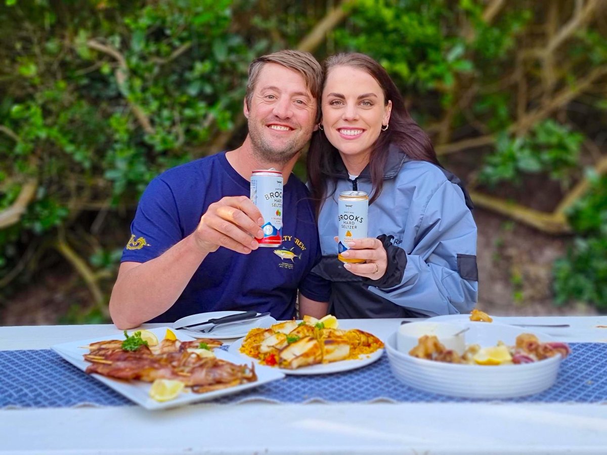 Wat is dan lekkerder aan die einde van 'n lekker bedrywige skietdag, as 'n yskoue <a href="/drinkbrooks/">Brooks Hard Seltzer</a> Hard Seltzer op die strand? Vrugtegeur Vodka gemeng met vars fonteinwater... wag tot julle sien wat <a href="/HellingerNicole/">Nicole Hellinger</a> met dit gedoen het in haar calamari resep!
| <a href="/kykNETtv/">kykNET TV</a> | <a href="/blixemZA/">Blixem Productions South Africa</a> |