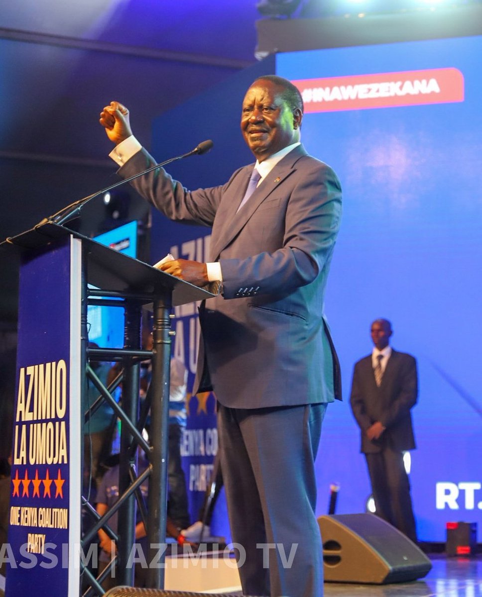 Macmwendia's tweet photo. Who did you vote for as the fifth president of Kenya. Like for Dr. William Ruto. Retweet for RT. Raila Amollo Odinga.
#IEBC 
#KenyansDecides2022 https://t.co/YZhVOiPTog