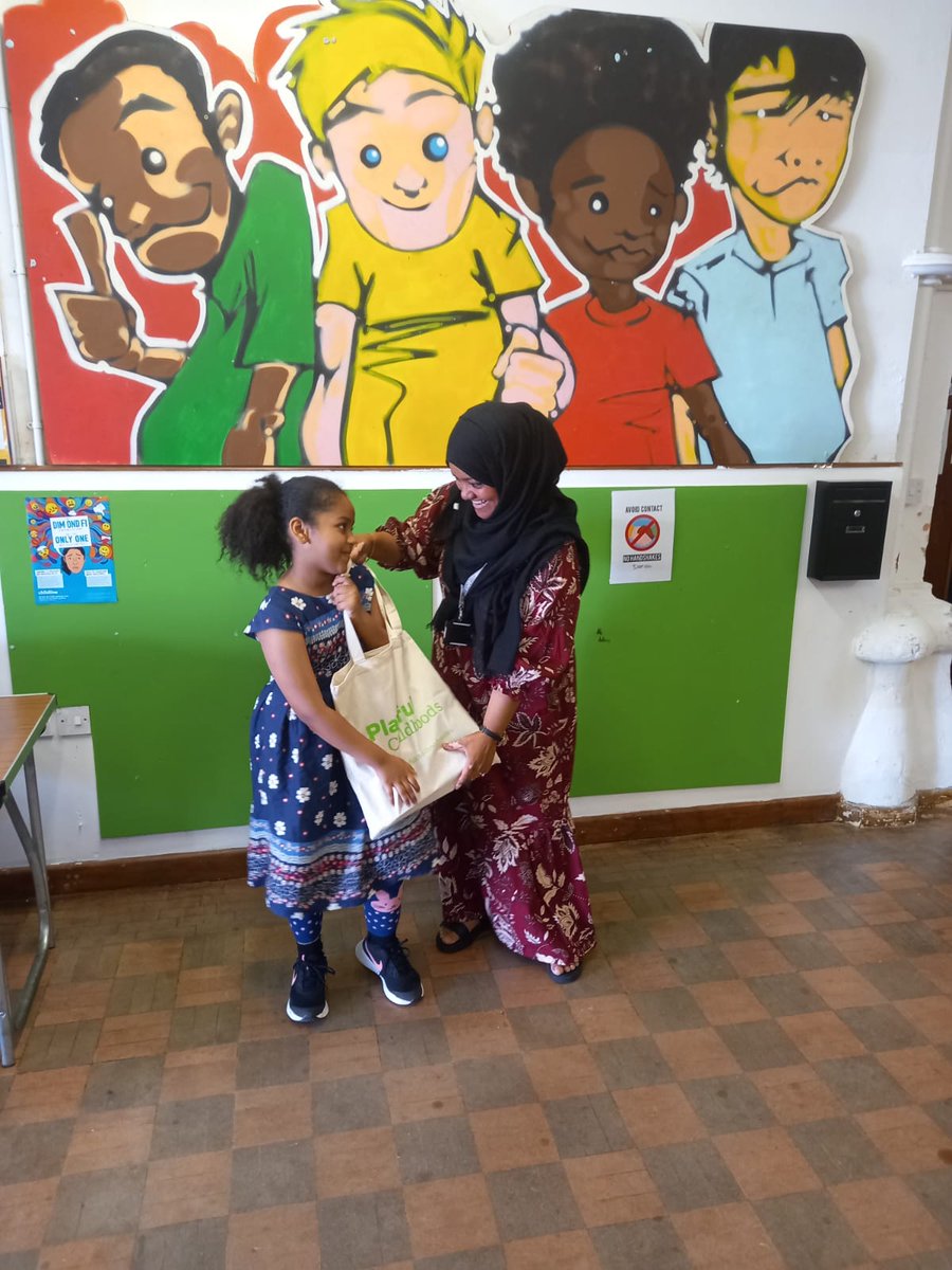 Priceless smiles. Thanks to <a href="/PlayWales/">Play Wales</a> for generously providing 50 packs of goody bags filled with activities to keep our young people busy! 😁🙏🏾💛
Looking forward to working on more projects with Play Wales and <a href="/SwanseaCouncil/">Swansea Council</a> in the future 💪🏾

#FamilyLink #EYST22