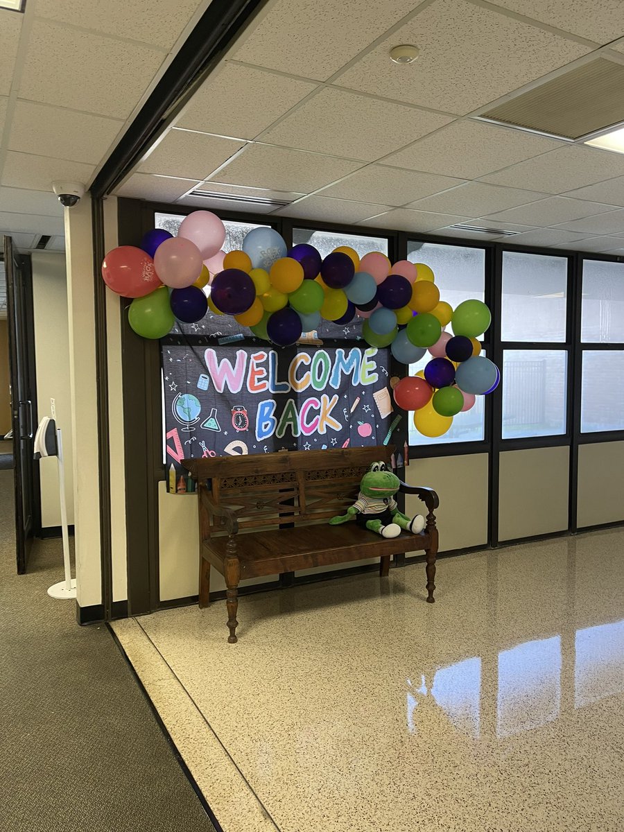 ElizabethFagen's tweet photo. It’s a great first day @HumbleISD_OE @HumbleISD - students and staff are happy to be back! 🙂🙂🙂🙂 https://t.co/Q3sFcXDqMi