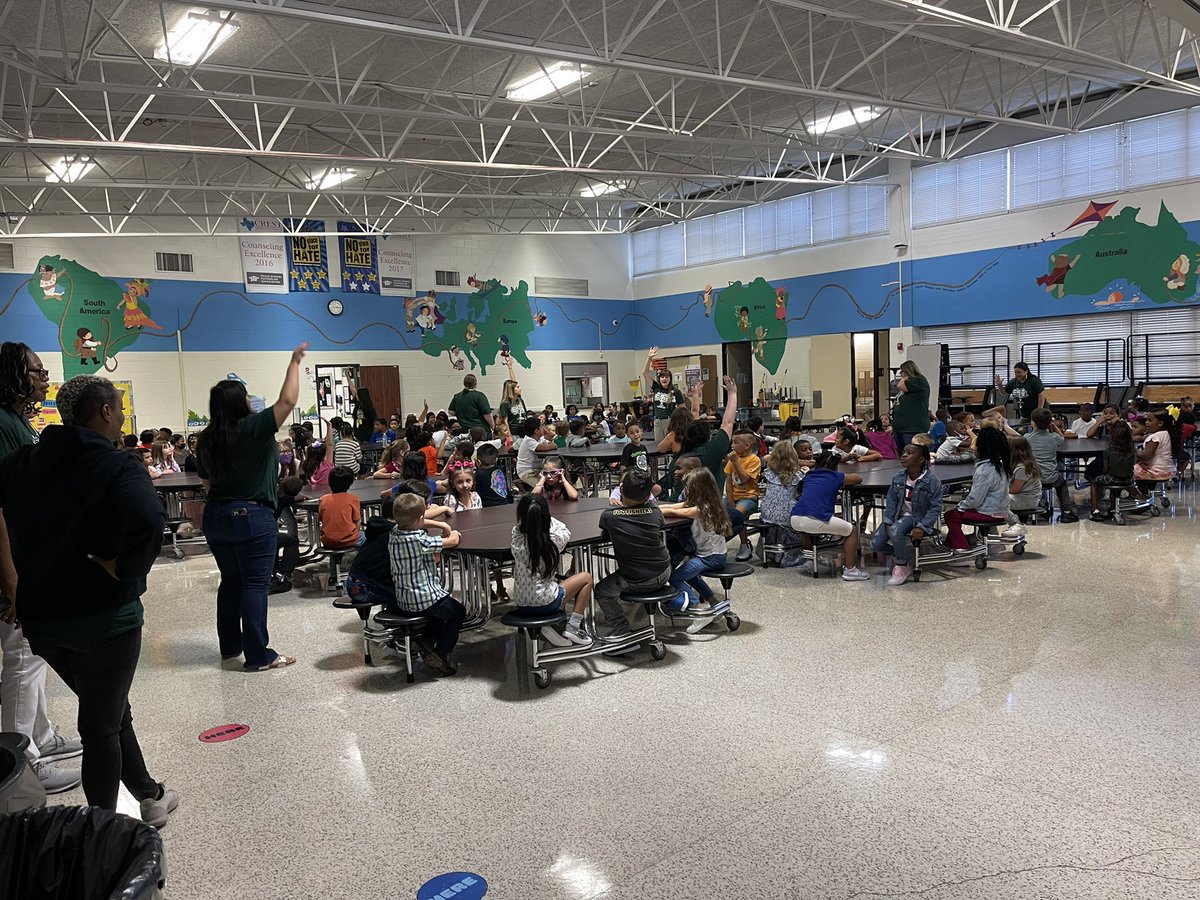 ElizabethFagen's tweet photo. It’s a great first day @HumbleISD_OE @HumbleISD - students and staff are happy to be back! 🙂🙂🙂🙂 https://t.co/Q3sFcXDqMi