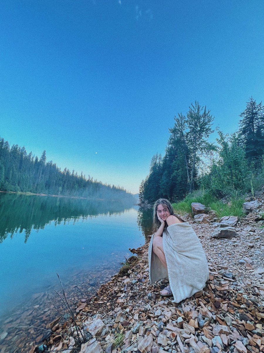 itsjuliaokk's tweet photo. ⛰🌜🌲 https://t.co/zFIw3Ods8u