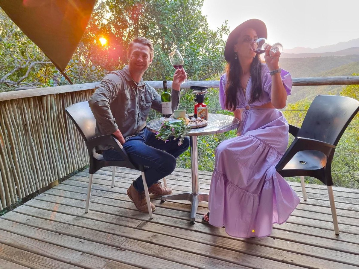 diewanderlus's tweet photo. Ons vriende by @FairviewWine and Cheese in Paarl bederf ons in hierdie komende reeks met ongelooflike produkte!  Hier is @HennieBosman4 &amp; @HellingerNicole se platter in die boomhuisie by Whiskey Creek in Tsitsikamma!
| @kykNETtv | @blixemZA | https://t.co/GHEjE2fq5w