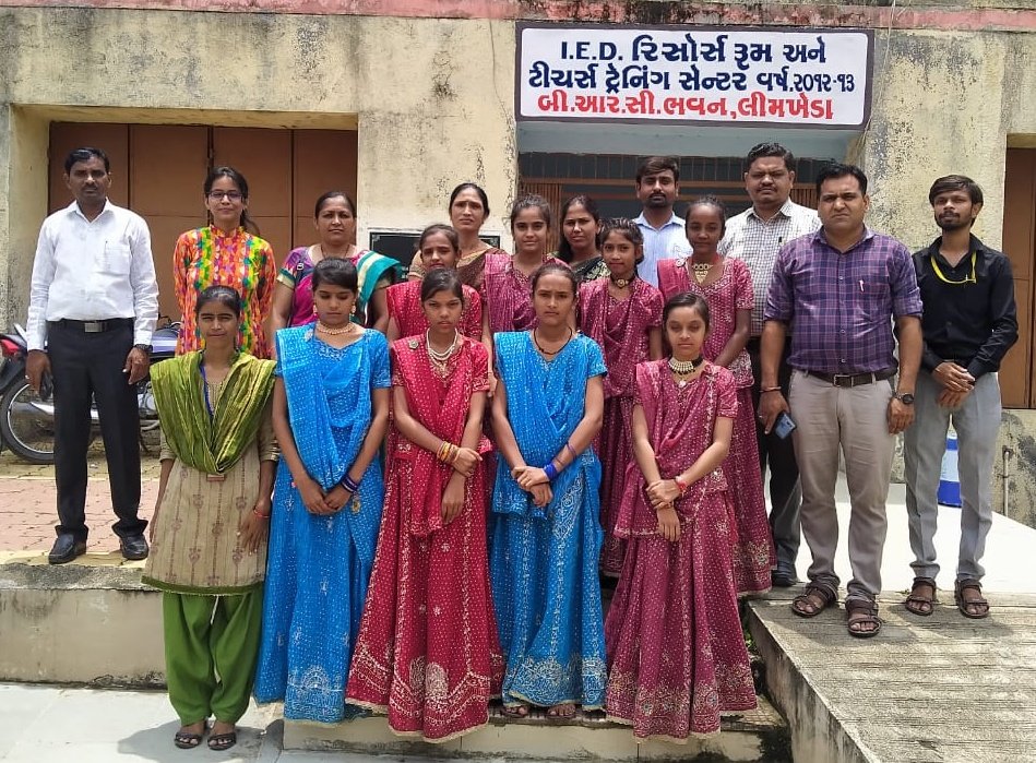 AdcDahod's tweet photo. Celebrated World indigenous Day by recalling invaluable cultural heritage of tribal communities, their contribution, and present condition. Also, churned strategies to boost up FLN of students of the district with BRCC, CRCCs, &amp; Teachers.
#WorldTribalDay2022 #piramalfoundation https://t.co/0h6cdNSHox