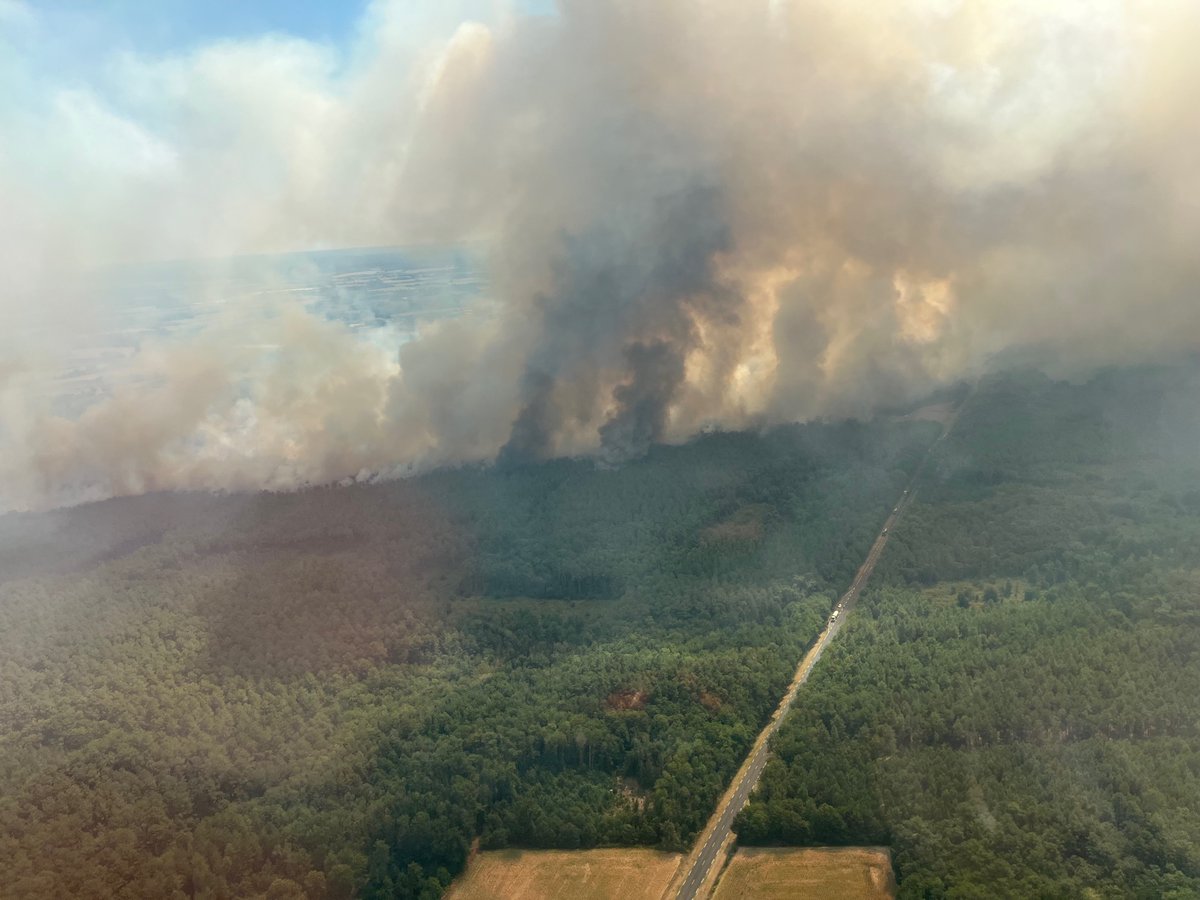 Prefet49's tweet photo. #Incendie⚠️Feu sur Baugé tjr en cours et non fixé

650 ha brûlés &amp; 500ha menacés
Une vingtaine de points sensibles recensés
317👨‍🚒+ 107🚒 mobilisés
Appuyés par des moyens aériens (dash)
Renforts de @defense_ouest &amp; @Gendarmerie_049 
RD938 coupée dans les 2 sens, déviation en place https://t.co/nKNYsP2zRB