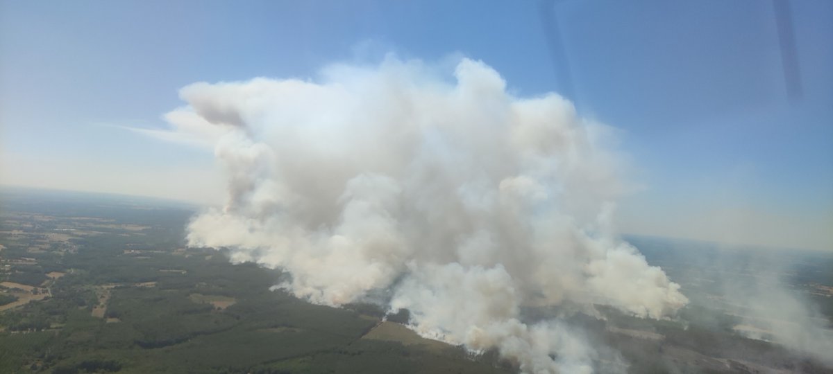 Prefet49's tweet photo. #Incendie⚠️Feu sur Baugé tjr en cours et non fixé

650 ha brûlés &amp; 500ha menacés
Une vingtaine de points sensibles recensés
317👨‍🚒+ 107🚒 mobilisés
Appuyés par des moyens aériens (dash)
Renforts de @defense_ouest &amp; @Gendarmerie_049 
RD938 coupée dans les 2 sens, déviation en place https://t.co/nKNYsP2zRB