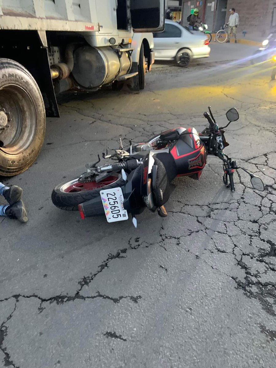 PuntoMedioEdo's tweet photo. ⚠️📢🤳 Buscan a familiares de un motociclista accidentado frente a gasolinera en Joyas de #Cuautitlán. https://t.co/tAsgfka3gN