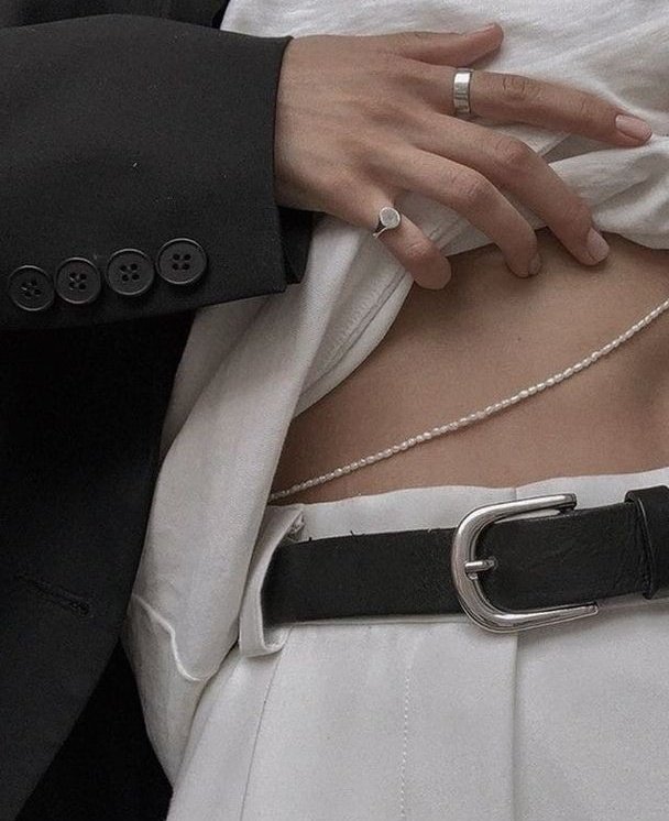 #kookvau в которой Тэхён проспорил сестре и пришёл в универ в юбке, а Чонгук понял, что у него есть кинк.
На Тэхёна в юбке. И не только.

- Тэхён..

- Ты хочешь узнать, что у меня под юбкой, да? Так вот, узнаешь только через 10 свиданий, согласен?

А что Чонгук? Чонгук согласен.